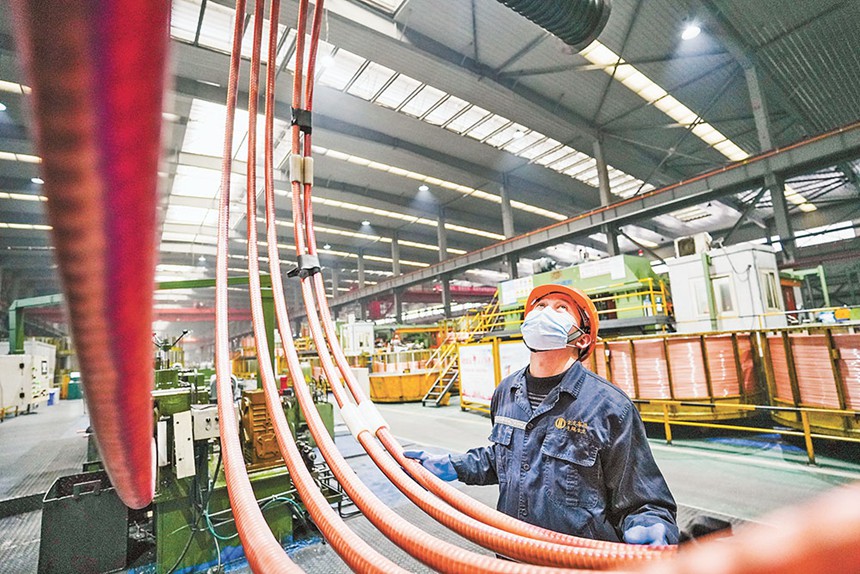 12月13日，位于萬州區的重慶平湖金龍精密銅管有限公司生產車間，工人正在引導銅管。目前，該企業在做好疫情防控的前提下，加足馬力生產，沖刺年度任務。記者 謝智強 攝/視覺重慶