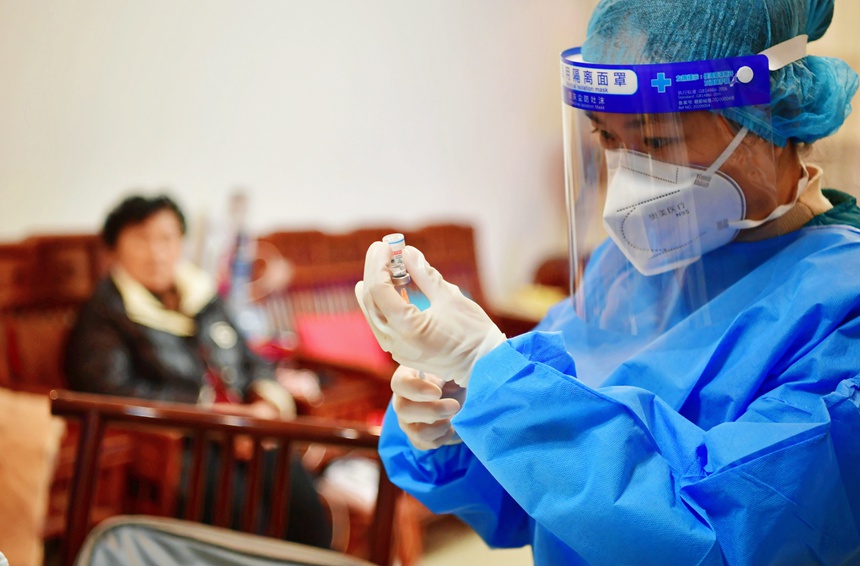 醫護人員為蔣德瓊接種新冠疫苗。周舸攝