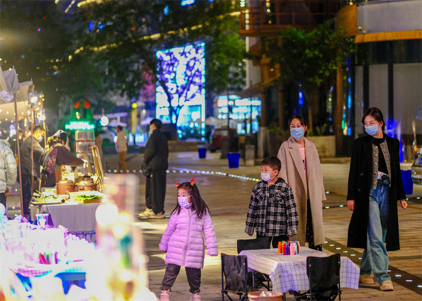 集市熙熙攘攘，人頭攢動。郭旭攝