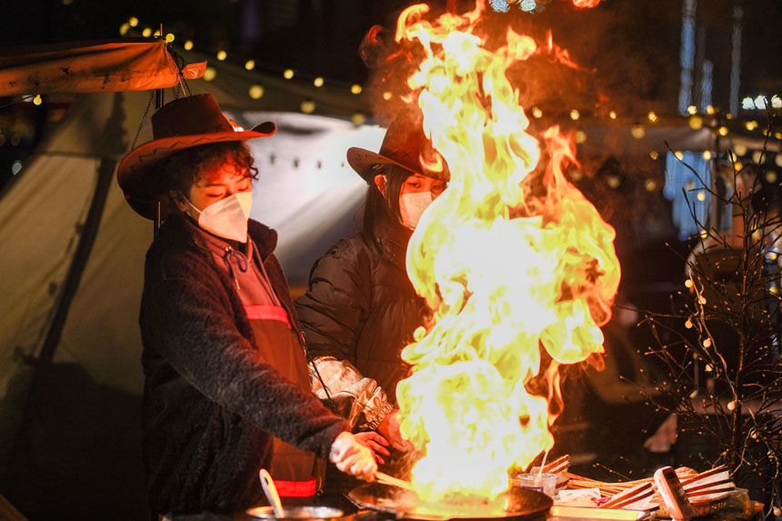 集市上，一場色香味俱全的“燒烤表演”正在進行。郭旭攝