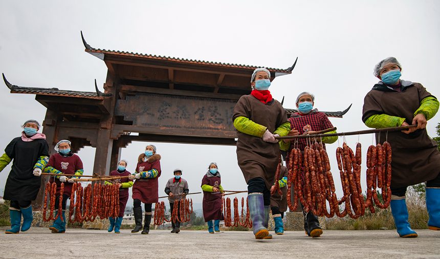 村民在寒風中忙晾曬。?冉孟軍攝