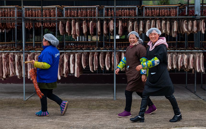 村民在寒風中忙晾曬。?冉孟軍攝