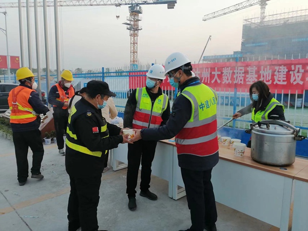 達州大數據基地建設項目工人們正在喝羊肉湯。中建八局供圖