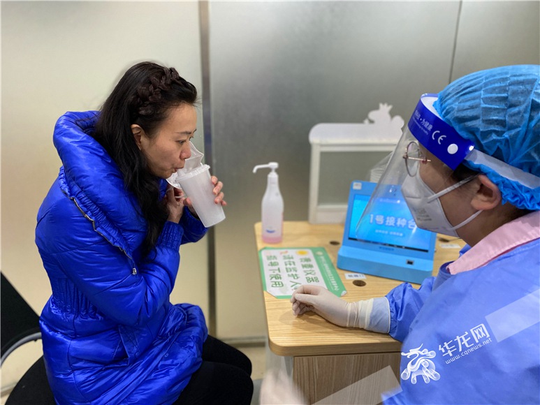 市民正在接種可吸入式新冠疫苗。華龍網-新重慶客戶端記者?劉釗?攝