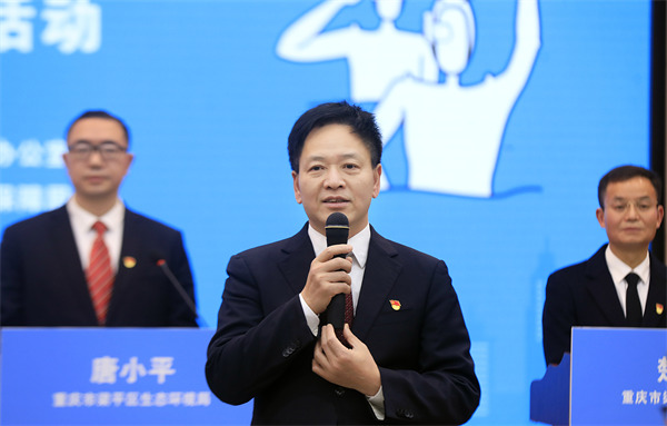 梁平區委書記錢建超回答市民提問。向成國攝