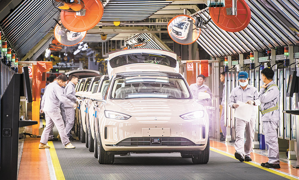 位于兩江新區魚復新城的賽力斯汽車兩江智慧工廠總裝車間，工作人員在最終線對新能源汽車進行外觀、內飾等檢查。（攝于10月29日）記者 張錦輝 攝/視覺重慶