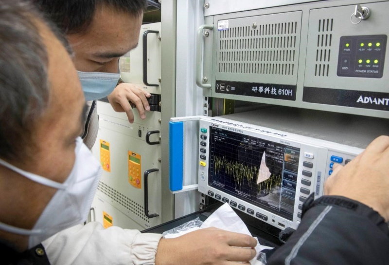 研究人員正在對后臺設備進行調試。張錦輝攝