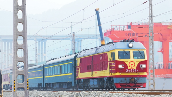 列車通過宜萬鐵路萬州新田港鐵路集疏運中心鐵路新田站。冉杰攝
