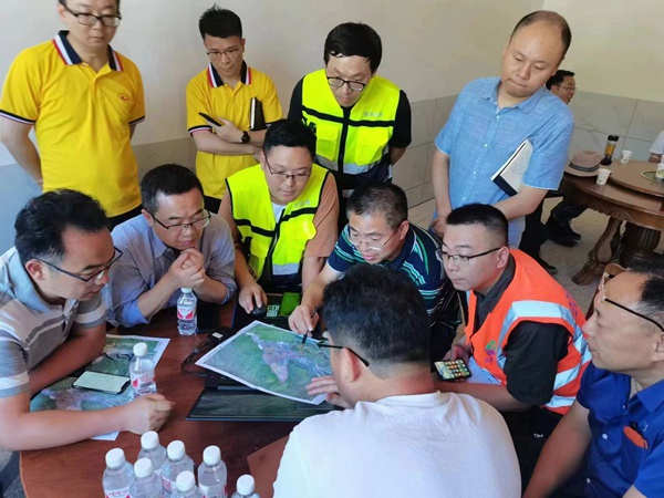 《專家組會商》。巫溪白鹿鎮中壩村，專家組會商滑坡搶險工作。楊國川攝