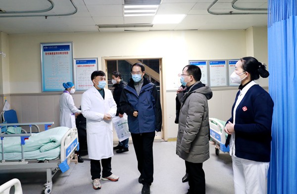 醫院黨委書記、院長孫貴銀到急診科查看患者收治情況。院方供圖