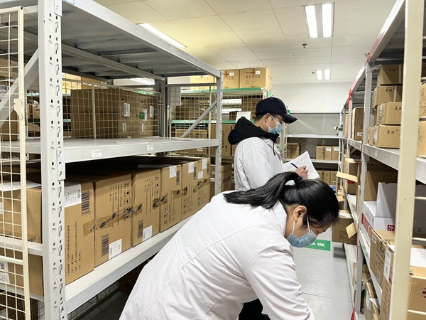 醫院藥師及時清點藥品庫存情況。院方供圖