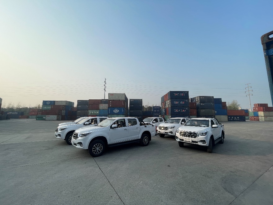 “重慶造”新能源汽車通過中老鐵路出口東盟。渝新歐公司供圖