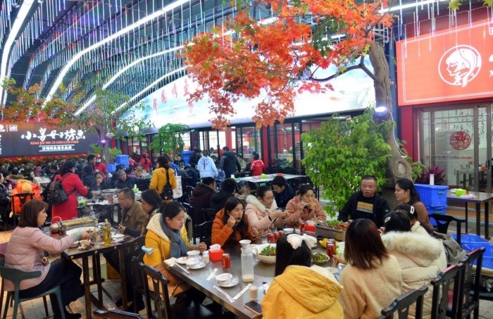 萬州區心連心廣場，市民品嘗鮮香烤魚。付作僑攝