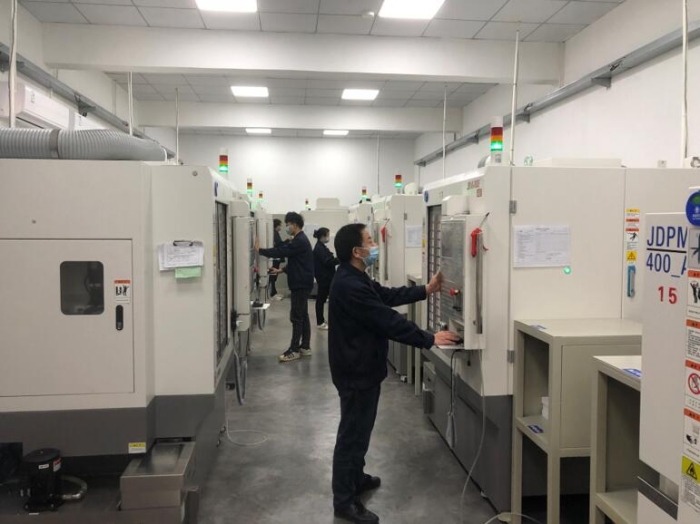 重慶川儀晶體科技分公司開發車間內技術人員在加班趕訂單。受訪者供圖