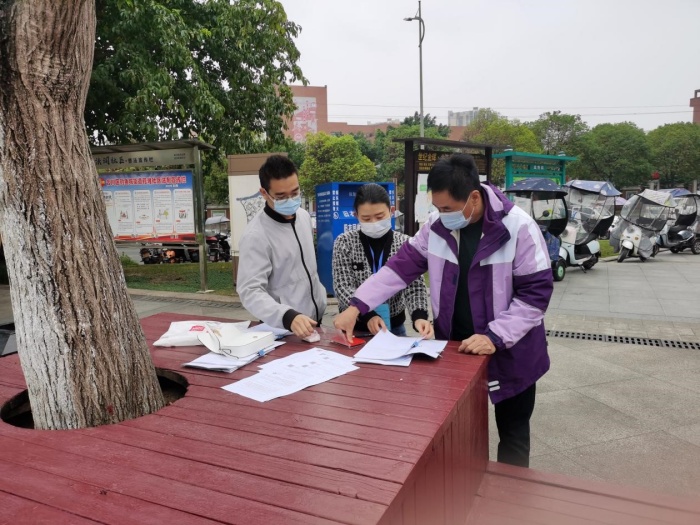 工行合川支行員工上門為客戶辦理業務。工行重慶市分行供圖