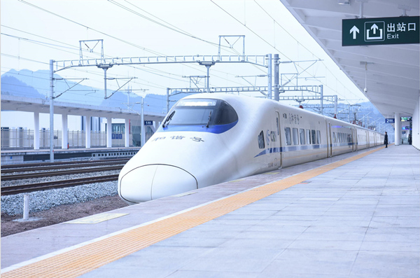 D6142次動車組列車駛入渝利鐵路黃水站。石柱縣融媒體中心供圖
