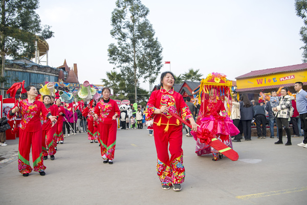 往屆年味文化節劃旱船表演。（資料圖）楊孝永攝