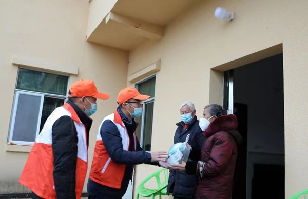 向60歲以上重點人群免費發放愛心“健康包”。陳仕川攝