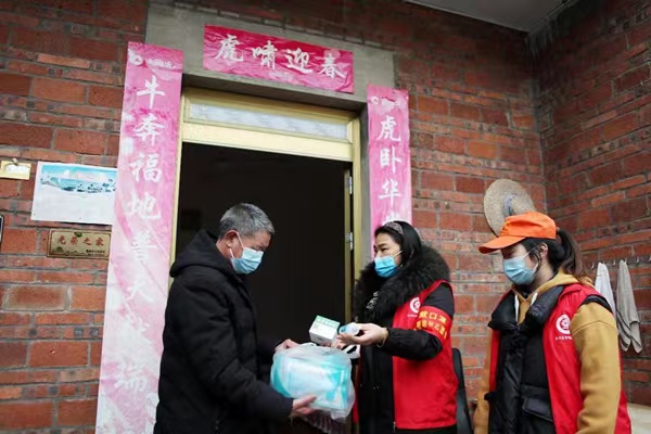 向60歲以上重點人群講解用藥知識和方法。陳仕川攝