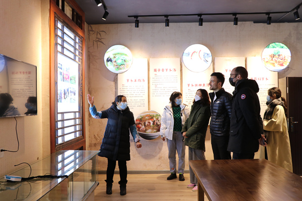 講解員介紹草蔸蘿卜發展歷程。胥世鵬攝