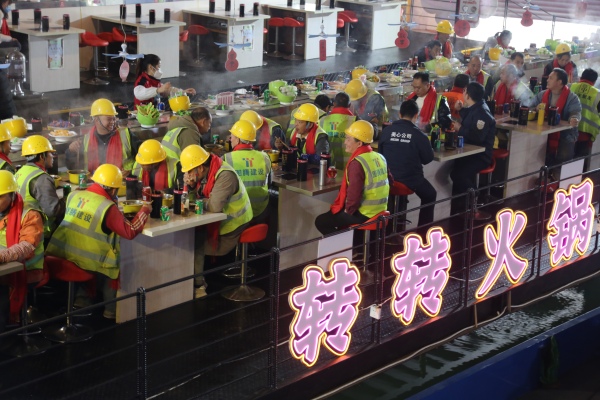 建設者們品嘗火鍋宴。楊孝永攝