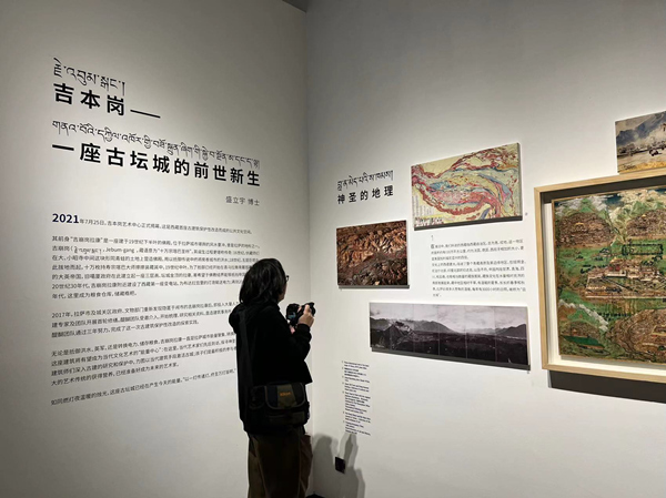 游客看展。蔣海濤攝