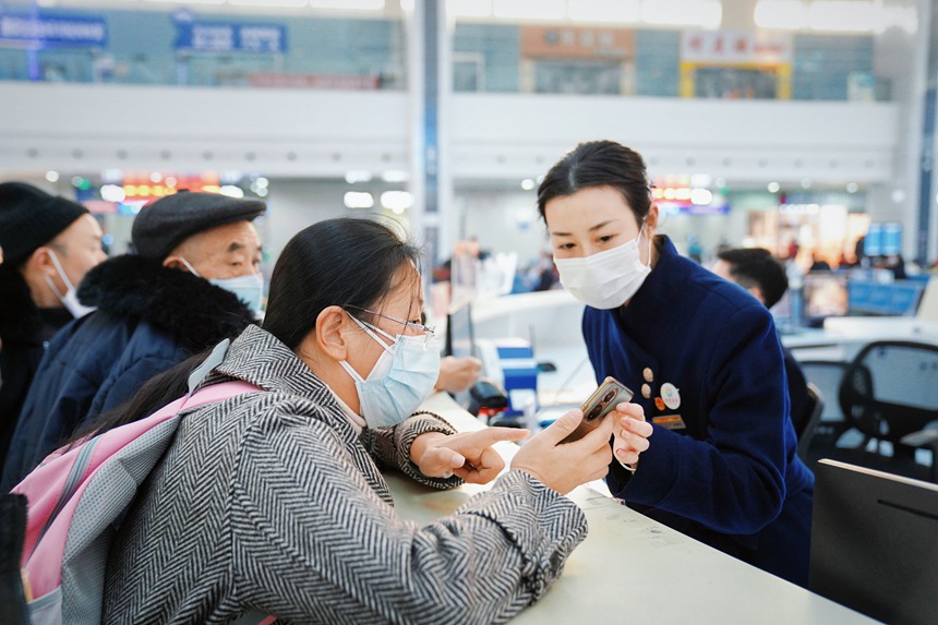 重慶北站“馬廉服務臺”工作人員解答旅客疑問。汪亮攝