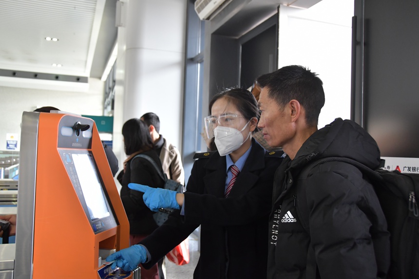 重慶西站工作人員幫助旅客完成進站車票核驗。魏偉攝