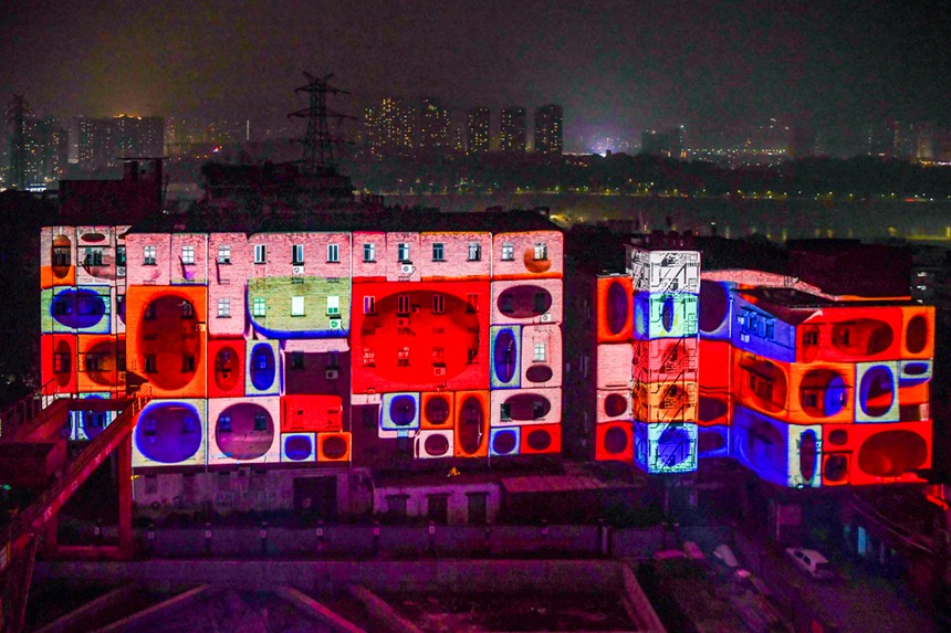 光影藝術節上的作品《多維都市，空間鏡像》。鄒樂攝