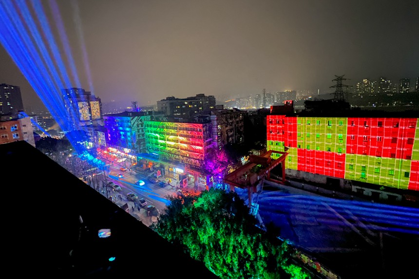 黃桷坪涂鴉藝術街區上演實景燈光秀。鄒樂攝