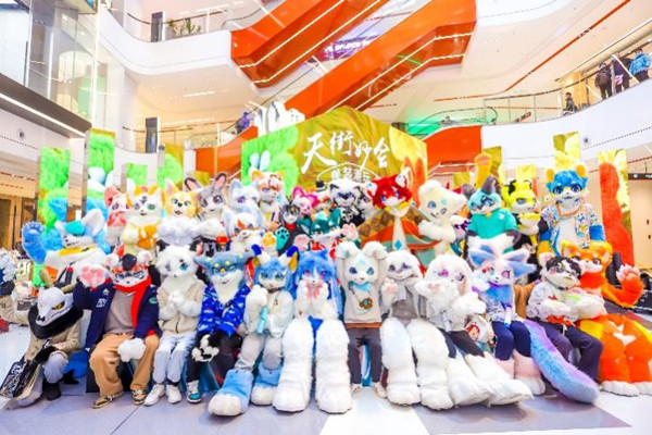 時代天街獸裝潮玩合影。重慶龍湖供圖