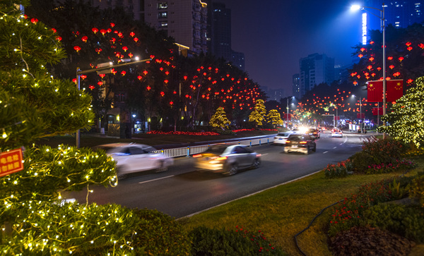 九龍坡迎春燈飾。鄭宇攝