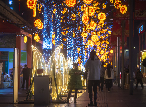 九龍坡迎春燈飾。鄭宇攝