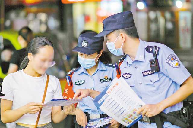 長壽警方在長壽古鎮景區對游客進行反詐宣傳（攝于二〇二二年八月十二日）。（市公安局供圖）