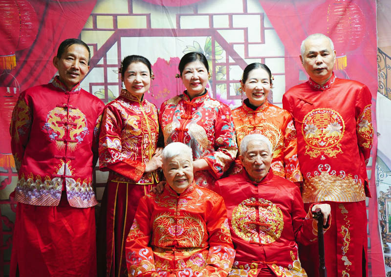 李朝榮老人和家人合影。李慧攝