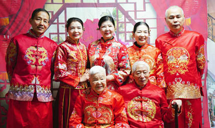                                           一張全家福 定格幸福年                            陳琦 2023年01月11日                              春節臨近，南岸區益友公益發展中心聯合上海城社區、雙峰山社區共同開展“五社聯動聚合力·幸福影像留記憶”迎新春活動。為社區老年夫妻免費拍攝結婚紀念照和全家福，用相機定格一張張幸福的笑臉，讓他們過一個溫馨的、有意義的新年。                【詳細】                           