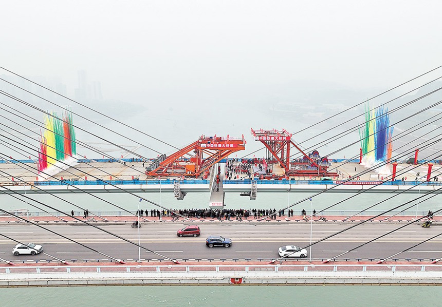 1月12日，軌道交通18號線李家沱長江復線橋實現合龍。圖為中鐵建技術工人在合龍現場進行最后一節鋼箱梁吊裝。記者 羅斌 攝/視覺重慶