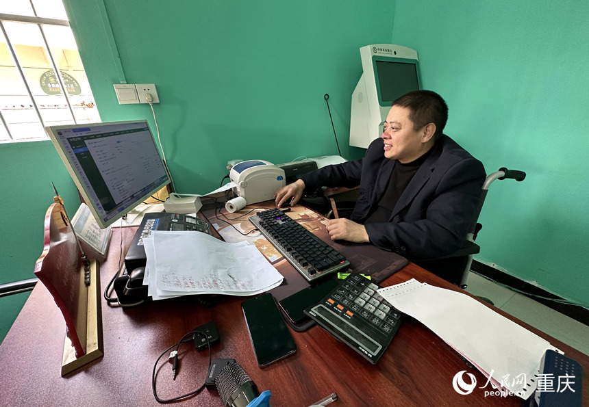 張永紅在辦公室打印網購訂單。人民網 劉政寧攝