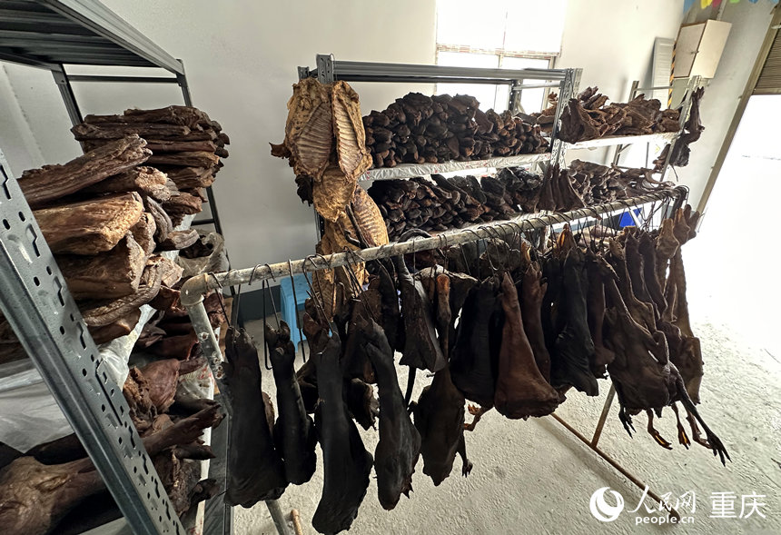 電商平臺成品庫房的臘味制品。人民網 劉政寧攝