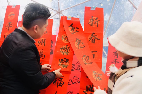 游客在紅酒小鎮感受濃濃年味。紅酒小鎮供圖