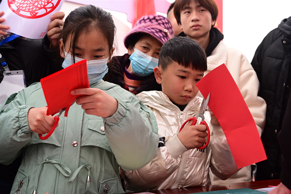 現場小朋友體驗非遺剪紙。陳婷攝