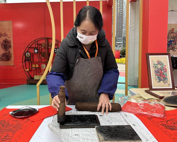 制作年畫送市民。梁平區委宣傳部供圖