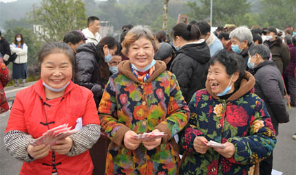                                           放牛村的笑聲                            陳琦 2023年01月15日                          隆冬時節，臘梅飄香。又到了放牛村股份經濟合作聯合社發放“年終獎”的日子，村民們個個笑臉盈盈，早早來到現場。桌上262萬嶄新的人民幣，扎著喜慶的彩帶，分裝在三個簸箕里，將分發給全村1000余名“股民”。                【詳細】                           