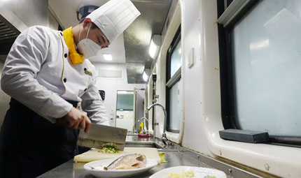                                           列車上的“家鄉味”                            胡虹 2023年01月16日                             媽媽做的紅燒肉、熱氣騰騰的麻辣紅油火鍋、鮮美的海鮮……春運正當時，外出工作的人們紛紛開始自己的返鄉之旅。很多人在路上就開始期盼那份久違的家的味道，不管回家的路上是臥鋪還是硬座，都希望在回家的列車上就能吃上一頓熱乎可口的旅餐。                【詳細】                           