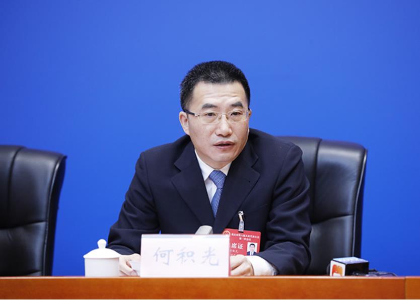 市人大代表、渝中區人大常委會主任何積光介紹有關情況。華龍網供圖