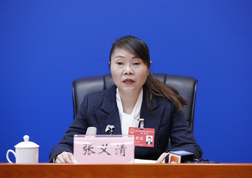 張義清介紹有關情況。華龍網供圖