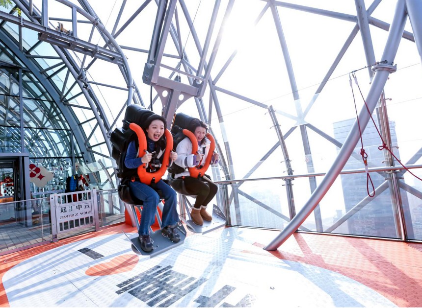市民在體驗“云中飛躍”項目。重慶來福士供圖