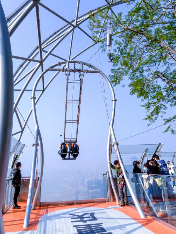 市民在體驗“云中飛躍”項目。重慶來福士供圖