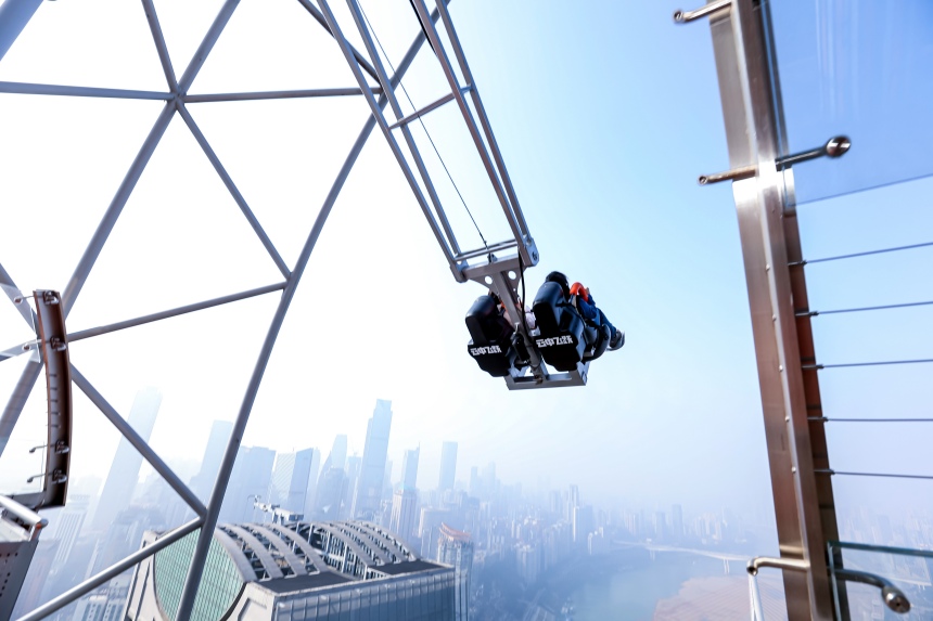 市民在體驗“云中飛躍”項目。重慶來福士供圖