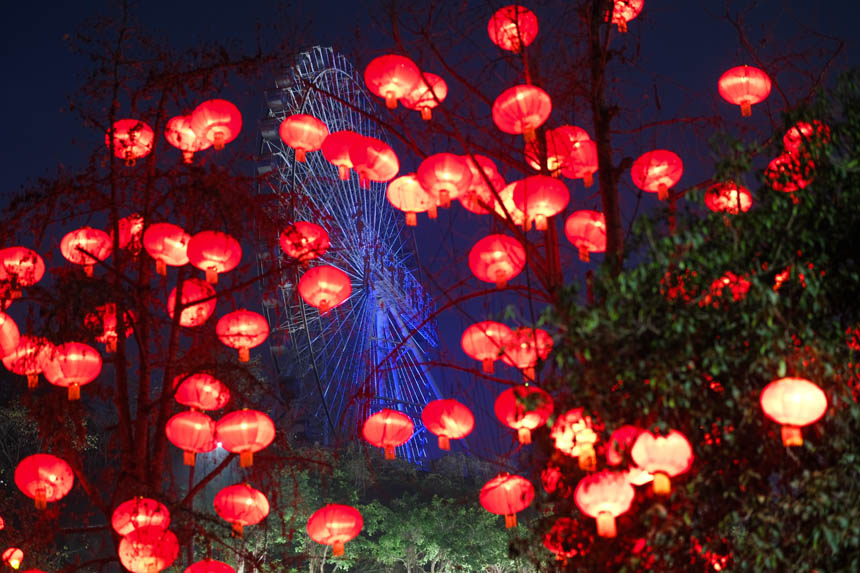 南濱路新春燈飾讓年味越來越濃。郭旭攝